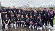 Die Mannschaft des FC Motor Neubrandenburg Süd posiert für ein Gruppenfoto auf dem DFB-Campus in Frankfurt. © Screenshot 