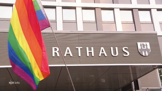 Eine Regenbogenflagge weht vor einem Rathaus in Neubrandenburg. © Screenshot 