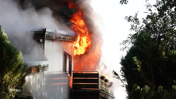 Ein Restaurant mit anliegender Wohnung steht in Flammen. © Screenshot 