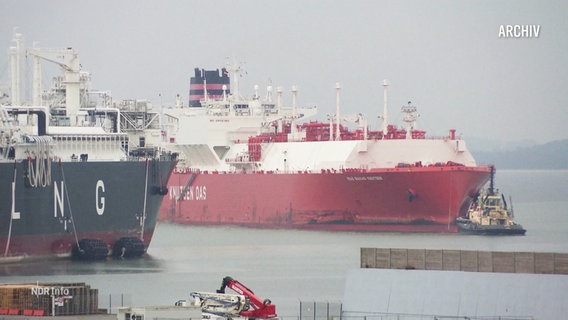 Archiv: Das LNG-Terminal wird in den Rügener Hafen geschleppt. © Screenshot 