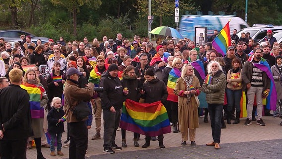 Mehrere Demonstrierende in Neubrandenburg. © Screenshot 