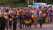 Mehrere Demonstrierende in Neubrandenburg. © Screenshot 