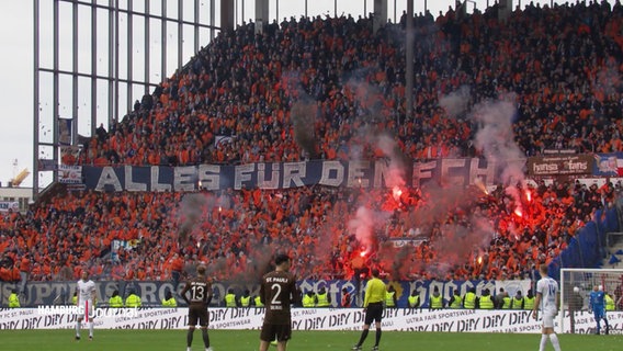 Krawallmacher zünden Pyrotechnik im Millerntorstadion. © Screenshot 