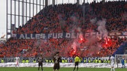 Krawallmacher zünden Pyrotechnik im Millerntorstadion. © Screenshot 