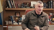 Vitali Klitschko mit Uniformjacke am Schreibtisch in seinem Büro. © Screenshot 