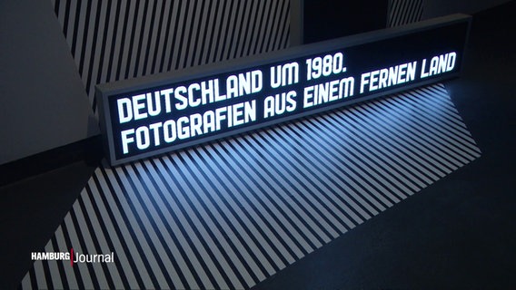 Leuchtanzeige mit dem Titel der Ausstellung im Altonaer Museum: "Deutschland um 1980 - Fotografien aus einem fernen Land". © Screenshot 