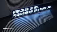 Leuchtanzeige mit dem Titel der Ausstellung im Altonaer Museum: "Deutschland um 1980 - Fotografien aus einem fernen Land". © Screenshot 