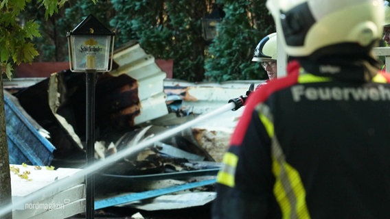 Die Feuerwehr bei den Löscharbeiten beim Großbrand in Waren. © Screenshot 