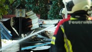 Die Feuerwehr bei den Löscharbeiten beim Großbrand in Waren. © Screenshot 