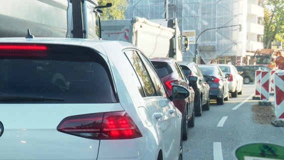 Autos stehen an einer Baustelle in Hamburg im Stau. © Screenshot 