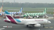 Ein Flugzeug auf dem Rollfeld am Flughafen. © Screenshot 