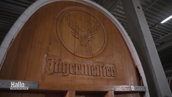 Das Logo von Jägermeister steht auf einem Fass. © Screenshot 