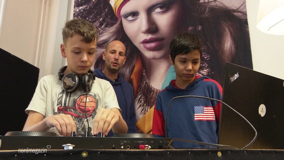 Kindern wird das DJing in einem Workshop nach der Schule beigebracht. © Screenshot 