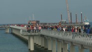 Touristen laufen über die neue Seebrücke in Prerow. © Screenshot 