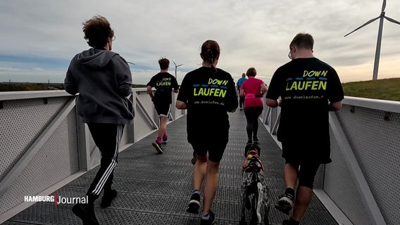 Teilnehmer des Skyline-Runs joggen über eine Brücke. © Screenshot 