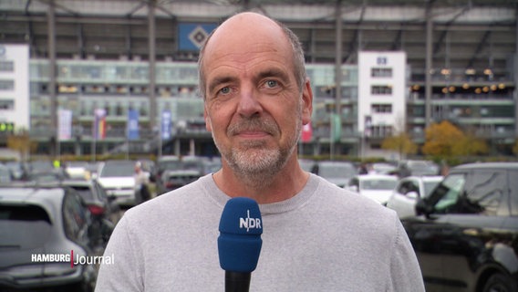 Ein Reporter berichtet vom Volkspark-Stadion. © Screenshot 