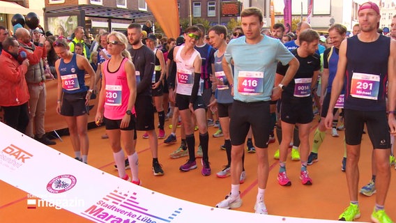 Simon Müller beim Start des Lübeck Marathons. © Screenshot 