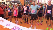 Simon Müller beim Start des Lübeck Marathons. © Screenshot 