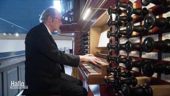 Kreiskantor Kai Rudl spielt die Gloger-Orgel. © Screenshot 