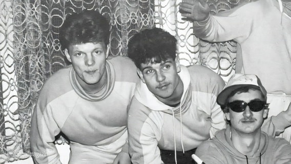 Frank Salewski und andere Mitglieder der Hip-Hop Gruppe Melodics auf einem Foto aus den 80er-Jahren. © Screenshot 