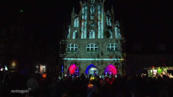 Beim Lichterfest in Grimmen ist auf der Rathausfassade eine Videoprojektion zu sehen. © Screenshot 