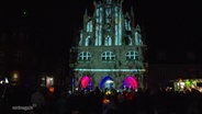 Beim Lichterfest in Grimmen ist auf der Rathausfassade eine Videoprojektion zu sehen. © Screenshot 