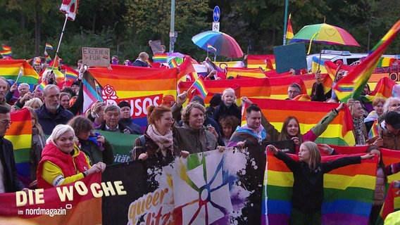 Demonstranten protestieren gegen das Verbot der Regenbogen-Flagge vorm Bahnhof von Neubrandenburg. © Screenshot 