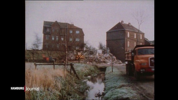 Bauschutt eines abgerissenen Hauses in Altenwerder wird in den 70er-Jahren abtransportiert. © Screenshot 