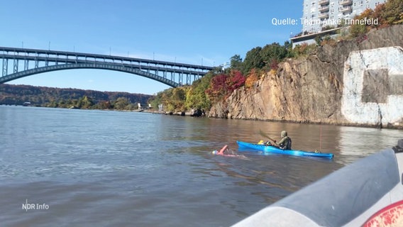 Eine Frau schwimmt durch den Hudson River. © Screenshot 