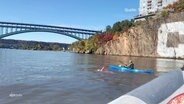 Eine Frau schwimmt durch den Hudson River. © Screenshot 