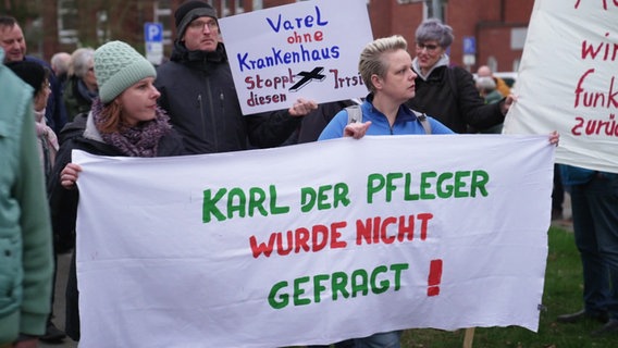 Protestierende halten Banner in den Händen. © Screenshot 