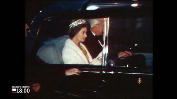 Queen Elizabeth sitzt in einem Auto. © Screenshot 