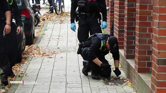 Die Hamburger Polizei bei der Spurensicherung in der Neustadt, nachdem dort tödliche Schüsse gefallen waren. © Screenshot 