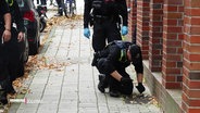 Die Hamburger-Polizei bei der Spurensicherung in Neustadt, nachdem dort tötliche Schüsse gefallen sind. © Screenshot 