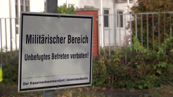 Ein Schild auf dem steht: "Militärischer Bereich - Unbefugtes Betreten verboten!". © Screenshot 