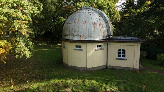 Blick auf ein Gebäude der Sternwarte Bergedorf. © Screenshot 