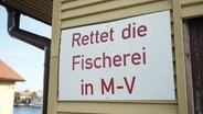 Ein Schild mit der Aufschrift: "Rettet die Fischerei in M-V". © Screenshot 