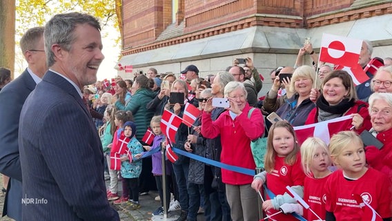 König Frederik von Dänemark wird von vielen Besuchenden empfangen. © Screenshot 