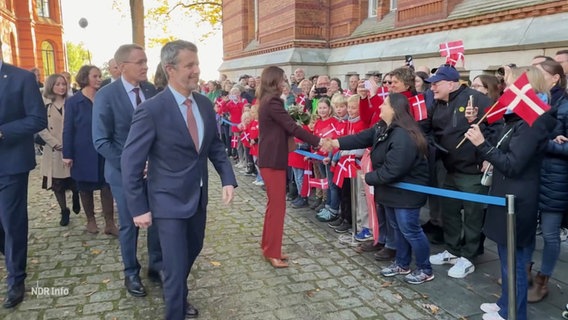 König Frederik und Königin Mary begrüßen viele Menschen. © Screenshot 