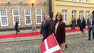 König Frederik und Königin Mary laufen durch eine Straße. © Screenshot 