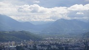 Blick auf eine in einem Alpental gelegene Stadt © Screenshot 