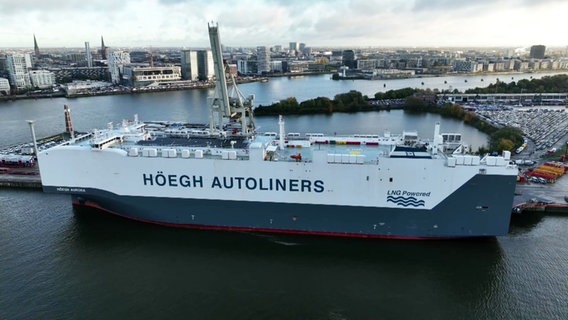 Der Autofrachter "Höegh Aurora" liegt im Hansahafen in Hamburg. © Screenshot 