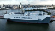 Der Autofrachter "Höegh Aurora" liegt im Hansahafen in Hamburg. © Screenshot 