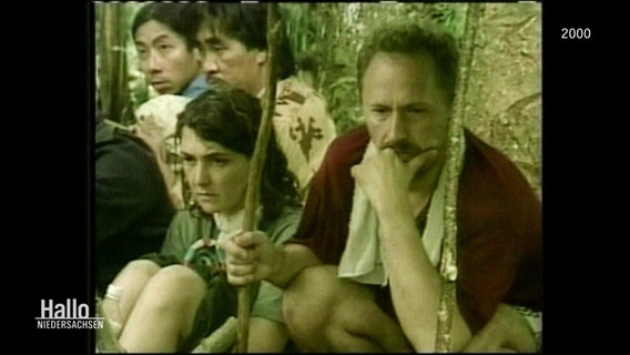 Historische Fernsehbilder von deutschen Touristen die im Jahr 2000 von phillipinischen Terroristen in den Urwald entführt wurden. © Screenshot 