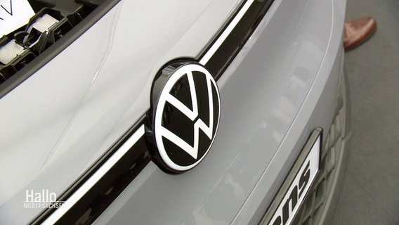 Blick auf die Front eines Autos von VW mit prominentem Logo © Screenshot 