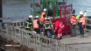 Mehrere Männer stehen auf einer Baustelle um einen verletzten Mann. © Screenshot 