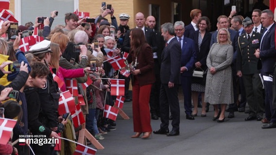 Königin Mary und König Frederik begrüßen viele Menschen. © Screenshot 