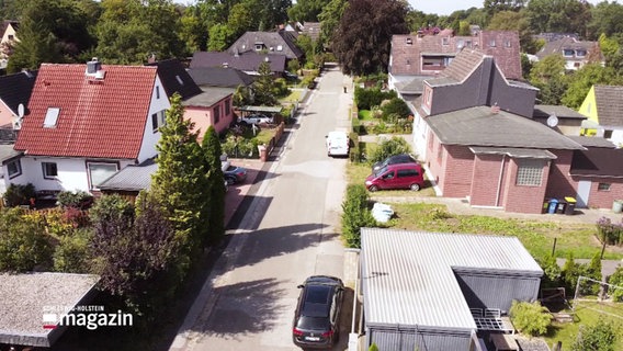 Eine Straße in Wedel, gefilmt aus der Vogelperspektive. © Screenshot 