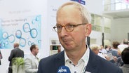 Jan Rispens, Geschäftsführer der Messe "Erneuerbare Energien Hamburg", im NDR-Interview. © Screenshot 