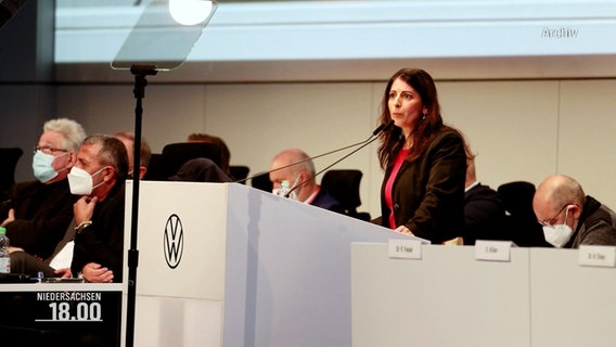 VW-Betriebsratsvorsitzende Daniela Cavallo steht an einem Renderpult. © Screenshot 